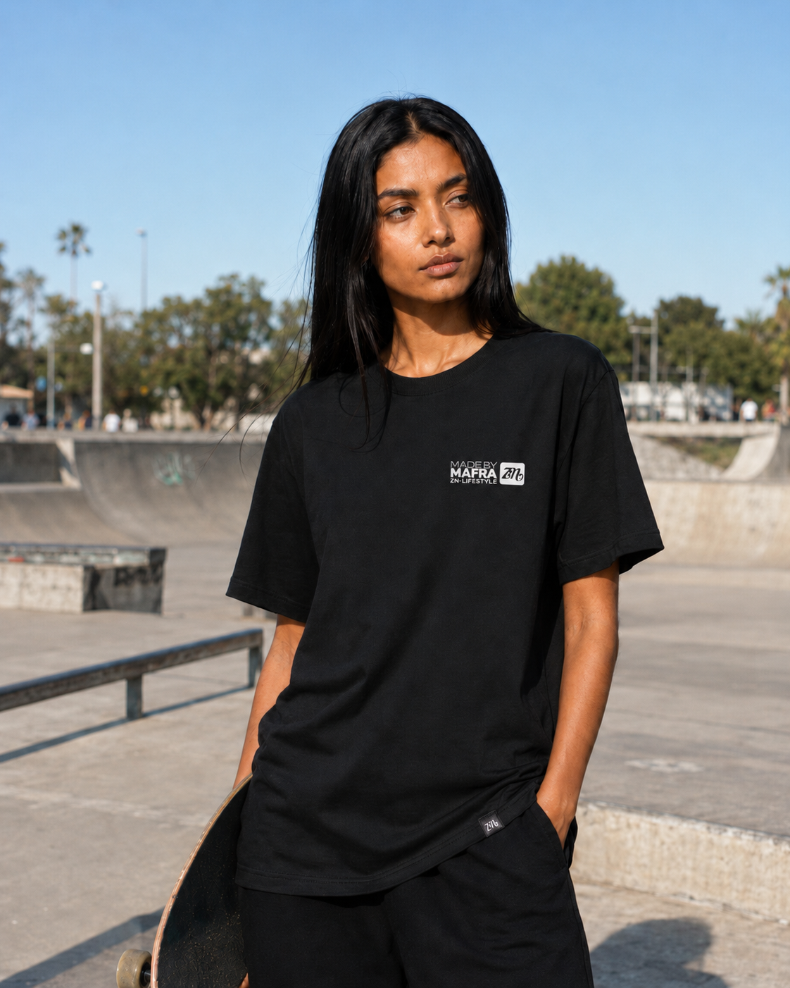 Modelo usando camiseta oversized Mafra ZN
